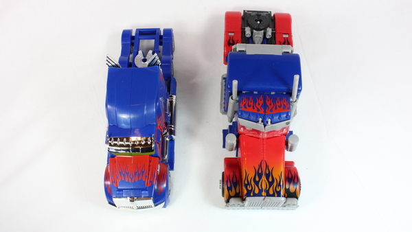 Transformers 4 Age Of Extinction Optimus Prime Leader Class Retail Version Action Figure Review  JPG (14 of 27)